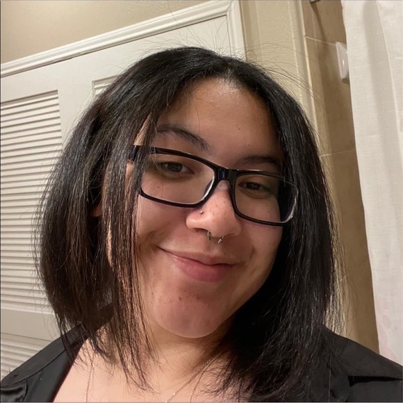 Profile Picture of Naomi Pointer (@naomipointer) on Poshmark