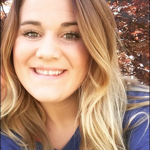 Profile Picture of Anna Tams (@tamsan) on Poshmark