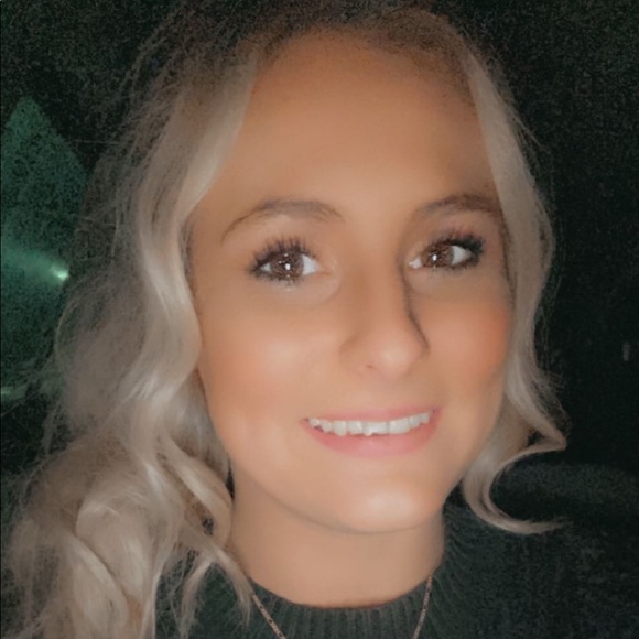 Profile Picture of Alyssa Chapuis (@alyssachapuis) on Poshmark