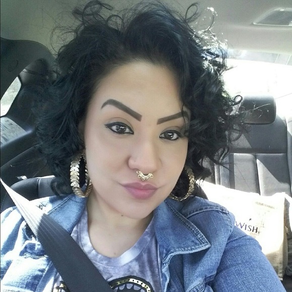 Amanda Mateo - Poshmark Profile Picture of Amanda Mateo (@miiz_mandi) on Poshmark