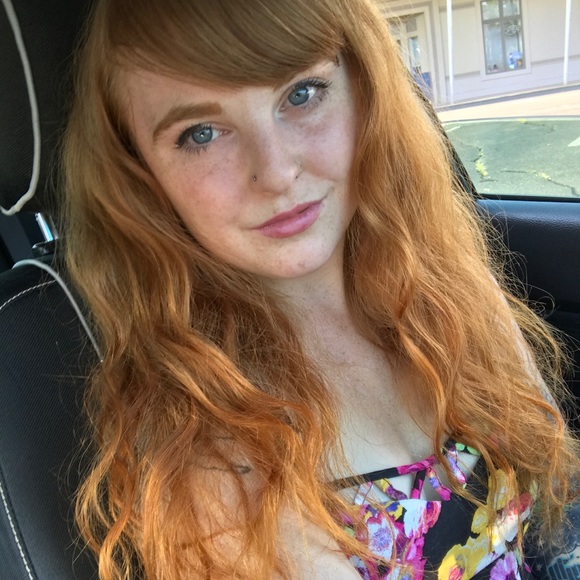 Profile Picture of Sarajane Cedrone (@gigglebangs) on Poshmark