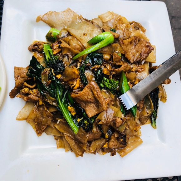 Profile Picture of Stephanie Liu (@stephanieliuwei) on Poshmark