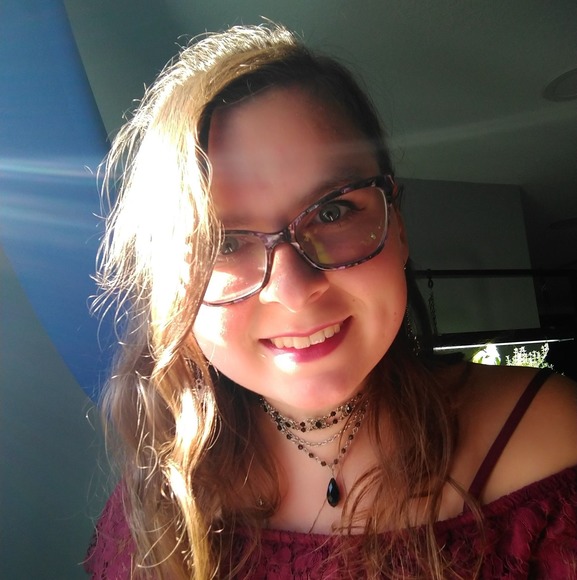 Profile Picture of Alexis Wallen (@alexiswallen) on Poshmark