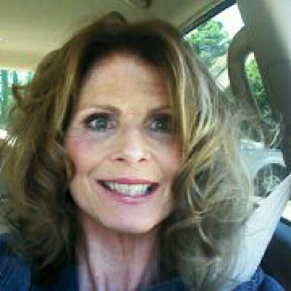 Profile Picture of Stacye Davies (@skate1959) on Poshmark