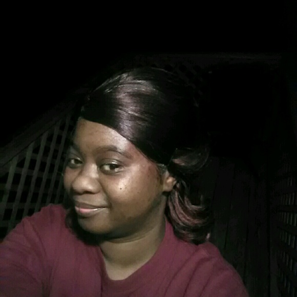 Profile Picture of Sheranda Holley (@foreveryoung72) on Poshmark