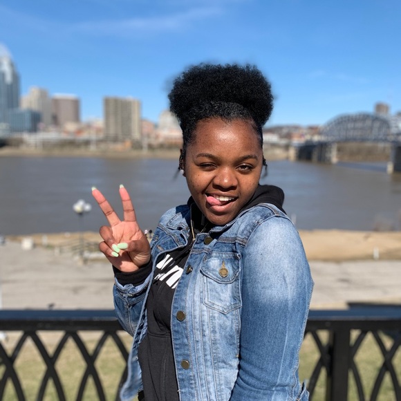 Profile Picture of Anyssa Buissereth (@anyssab03) on Poshmark