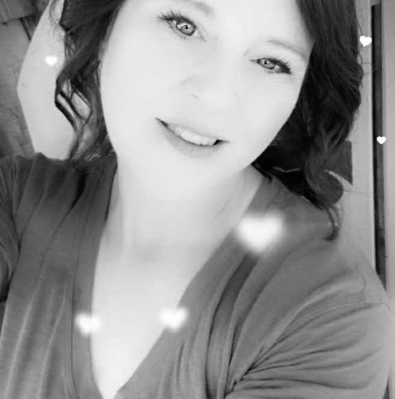 Profile Picture of Nikki Swarts (@nikkiswarts) on Poshmark