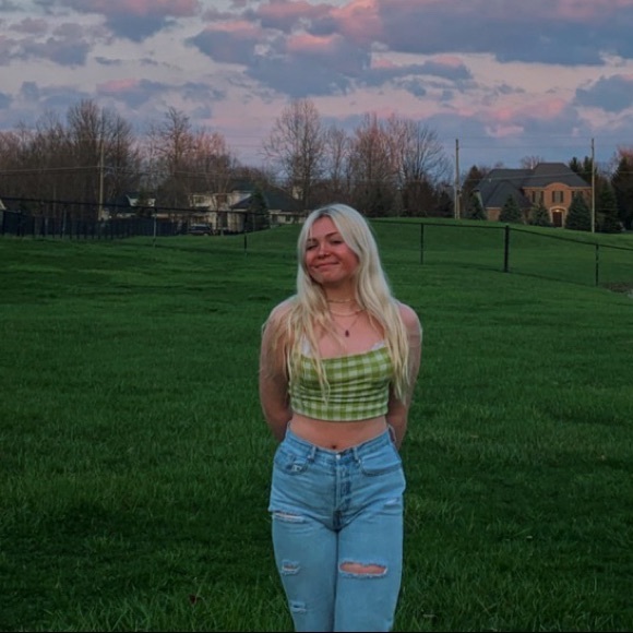 Profile Picture of Bailey Snively (@baileysnively) on Poshmark