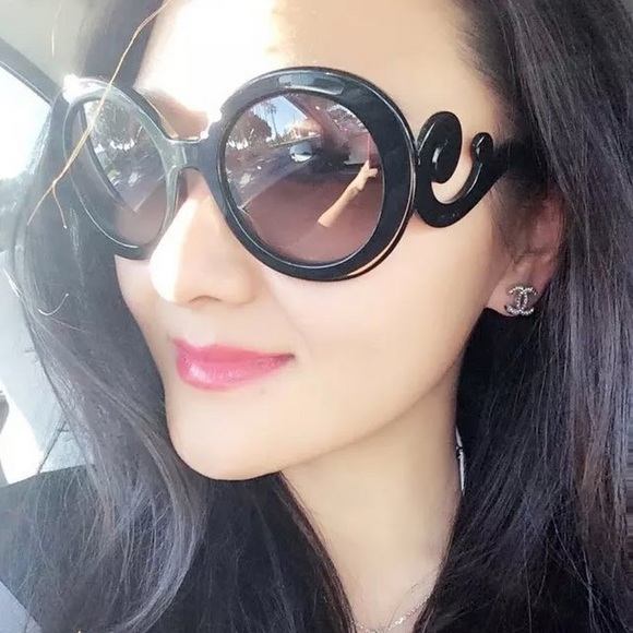 Profile Picture of Alice Wang (@alicewang111) on Poshmark