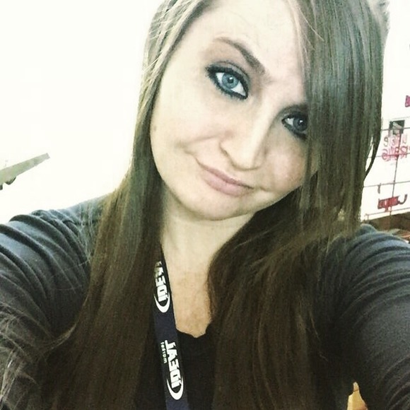 Profile Picture of Amy Schoneman (@aschoneman) on Poshmark