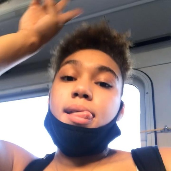 Shari Shari - Poshmark Profile Picture of Shari Shari (@s_shari) on Poshmark