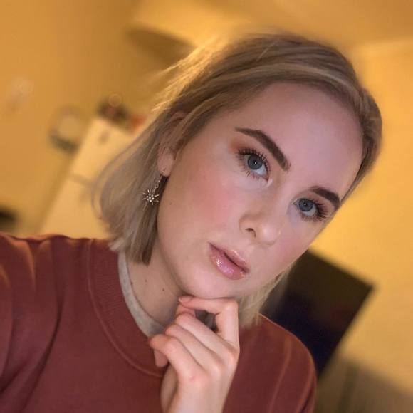 Profile Picture of Anna Talmadge (@annanoela) on Poshmark
