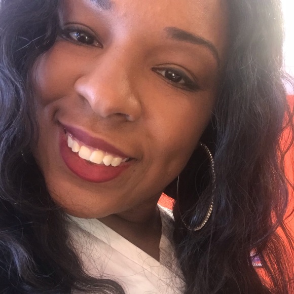 Profile Picture of Veonka Bates (@mrz_cbrgz) on Poshmark