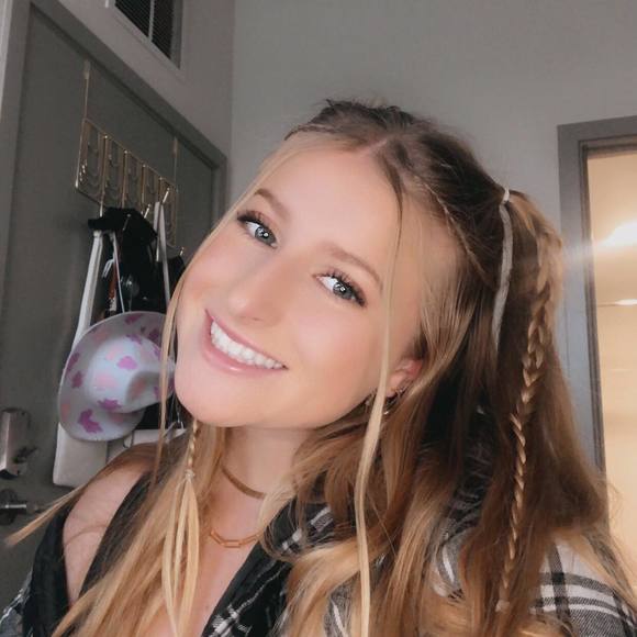 Profile Picture of Jacklyn Scheberies (@jscheberies) on Poshmark