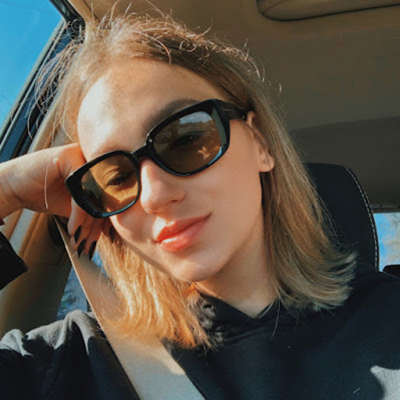 Profile Picture of Lada Voznyuk (@ladavoznyuk) on Poshmark