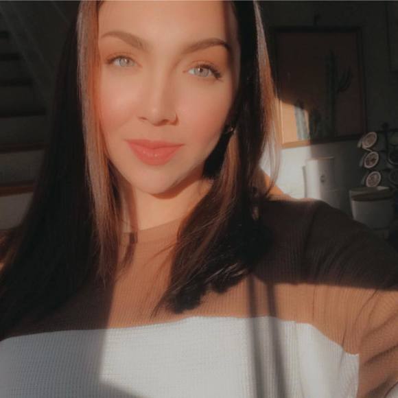 Profile Picture of Chelsea Whalen (@chelsealeannn) on Poshmark