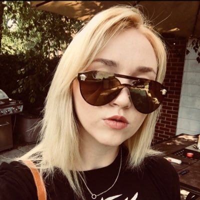 Profile Picture of Elizabeth Hampton (@elizabaaee) on Twitter