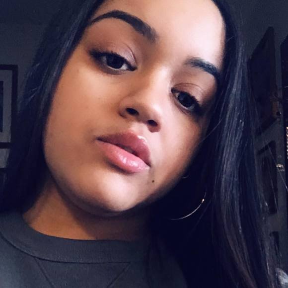 Profile Picture of Bianca Berrios (@bivncamve) on Poshmark