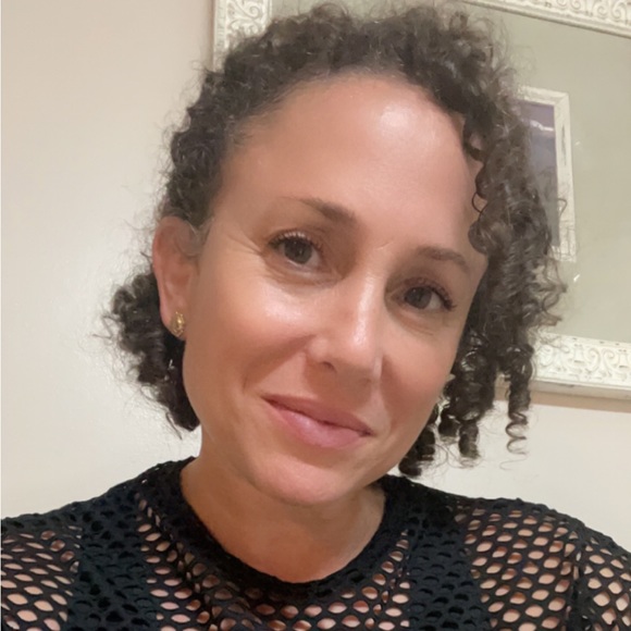 Profile Picture of Alyssa Wolfe (@alyssawolfe885) on Poshmark