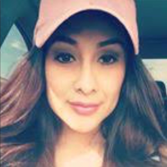 Profile Picture of Daniela Monarrez (@danielaah_m) on Poshmark