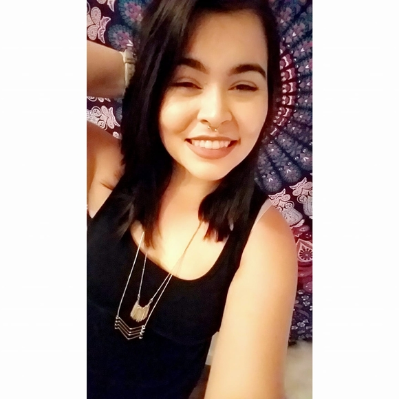 Profile Picture of Savannah Rivera (@savannah072108) on Poshmark