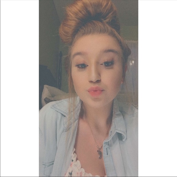 Profile Picture of Noelle Custer (@noelle_custer) on Poshmark