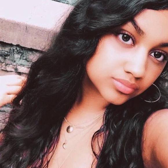 Profile Picture of Simone Woods (@createdbysimone) on Poshmark