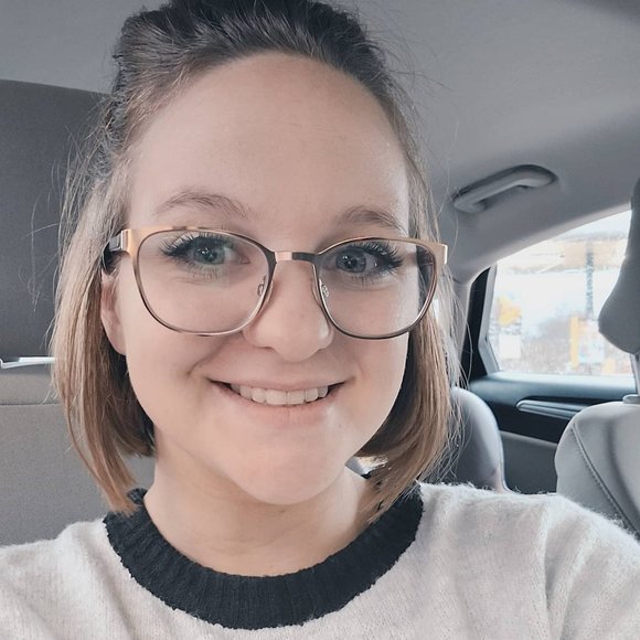 Profile Picture of Lisa Busby (@lbusbyyy) on Poshmark