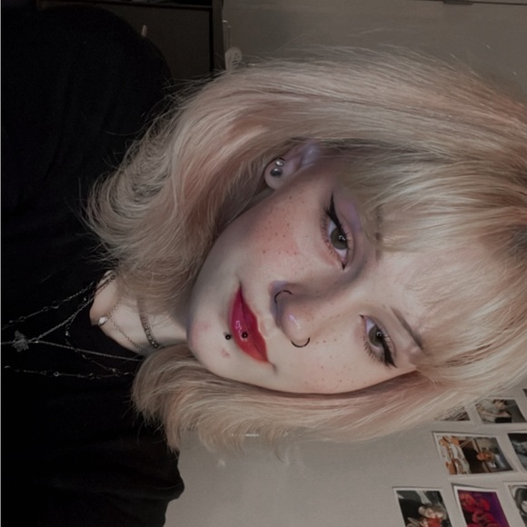 Profile Picture of Winnie Lowell (@galowell) on Poshmark