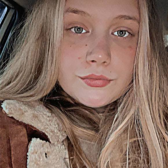 Profile Picture of Alaina Gaastra (@alaina_gaastra) on Poshmark