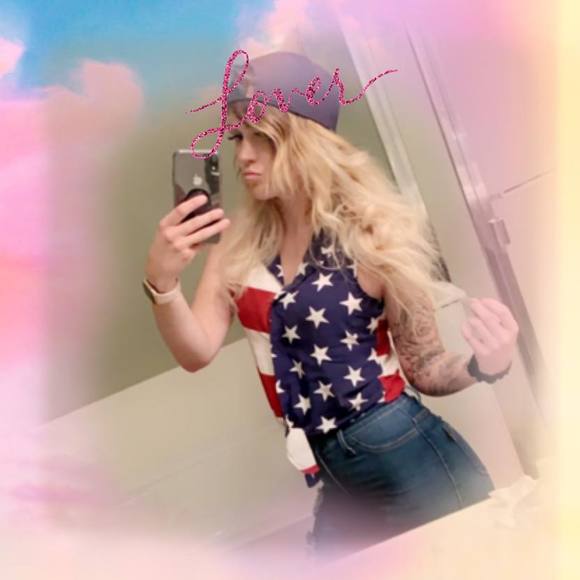 Profile Picture of Cassidy Smith (@cassidylv95) on Poshmark