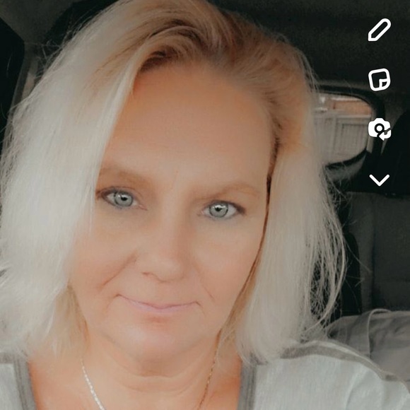 Profile Picture of Jeepgirl Jeeplife (@peaches3395) on Poshmark