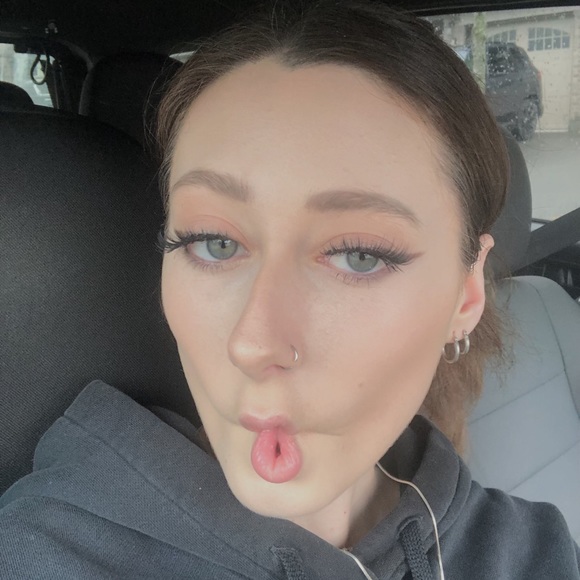 Profile Picture of Tylene Hartwell (@tylenehartwell) on Poshmark