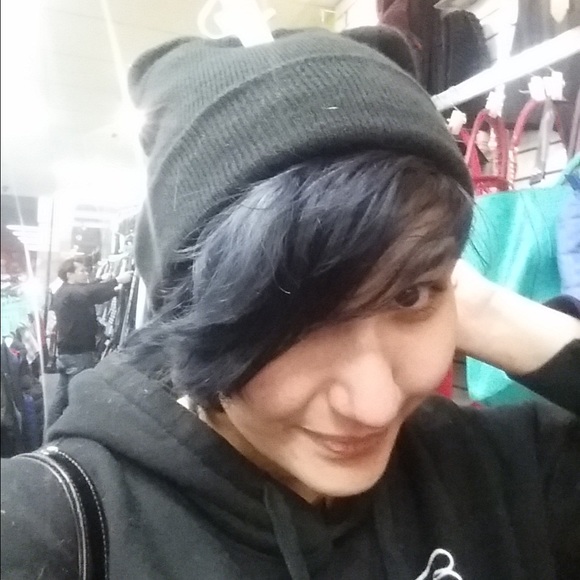 Profile Picture of Jeri Klein (@smokeylilac) on Poshmark