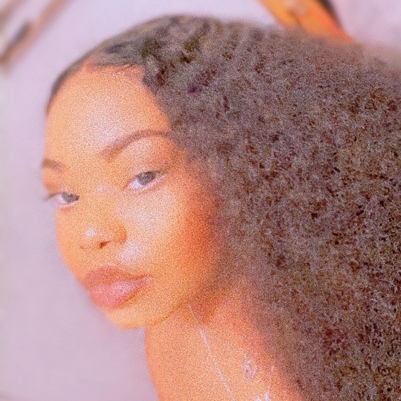 Profile Picture of Aezah Marie (@aezahli) on Poshmark