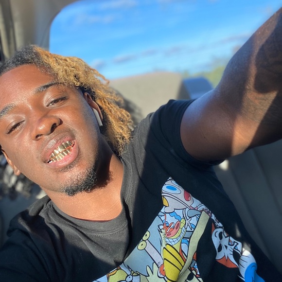 Profile Picture of Tavaris Moore (@tavaris_moore) on Poshmark