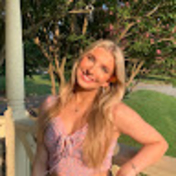 Profile Picture of Elizabeth Hasley (@e_hasley) on Poshmark