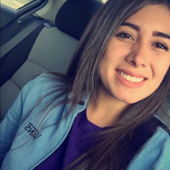 Profile Picture of Lyzetty Barreda (@lyzetty) on Poshmark