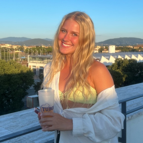 Profile Picture of Danielle Bigham (@dannieeellee) on Poshmark