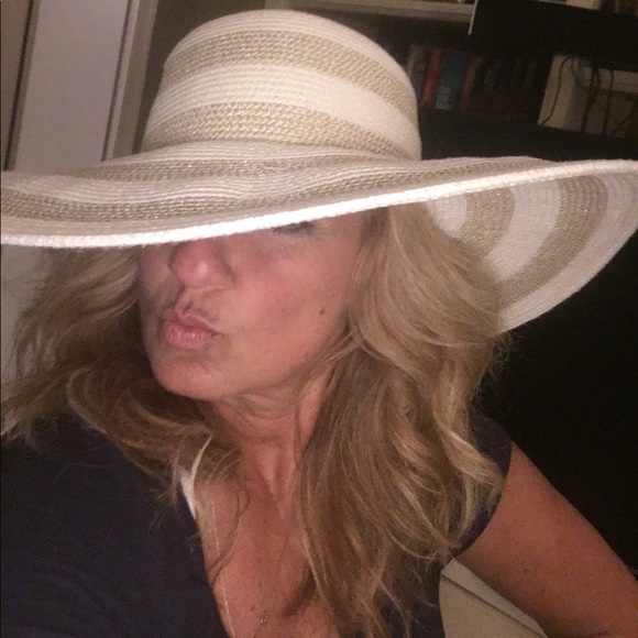 Profile Picture of Roxane Leger (@foxyroxy635) on Poshmark