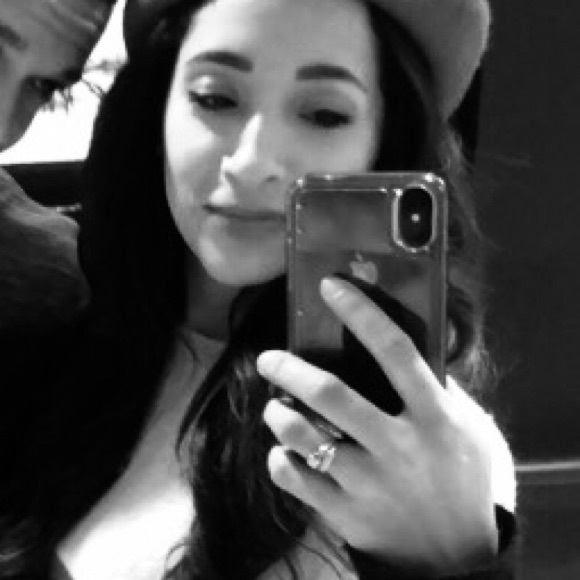 Profile Picture of Caryn Caldera (@caryncaldera) on Poshmark