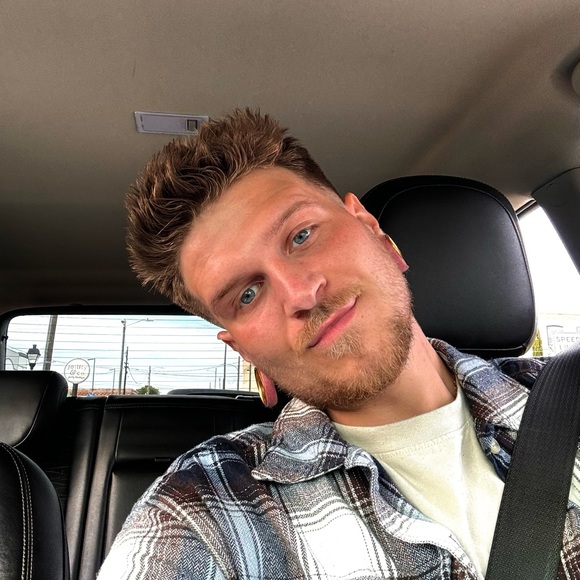 Profile Picture of Matthew Guthrie (@misssmattt) on Poshmark