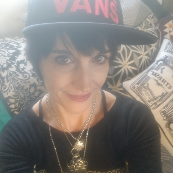 Profile Picture of Corinne Cates (@corinnecc77) on Poshmark