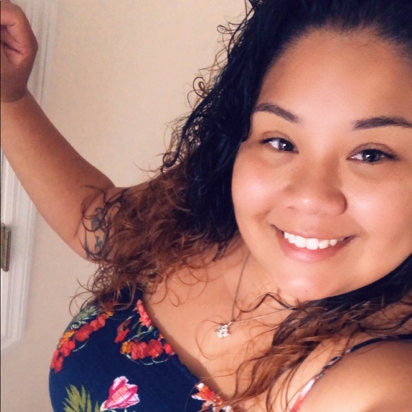 Profile Picture of Vanessa Borrayo (@vcb_91) on Poshmark