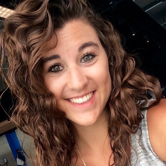 Profile Picture of Hannah Weinmaster (@hweinmaster) on Poshmark