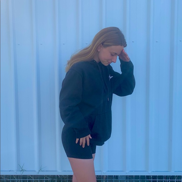 Profile Picture of Phoebe Collins (@phoebecollins_) on Poshmark