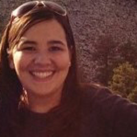 Profile Picture of Laura Barry (@lauracbarry) on Poshmark