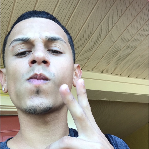 Profile Picture of Ian Hernandez (@ianalexis) on Poshmark