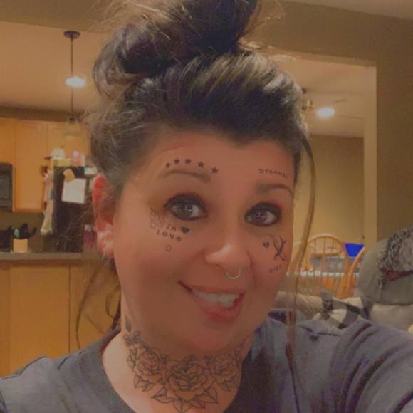 Profile Picture of Danielle Behnke (@danyel1313) on Poshmark