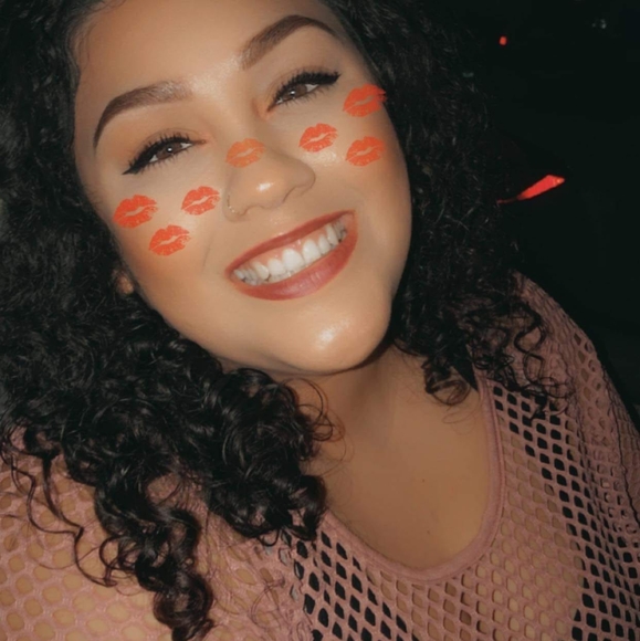 Profile Picture of Vanessa Inzunza (@inzunzavanessa) on Poshmark